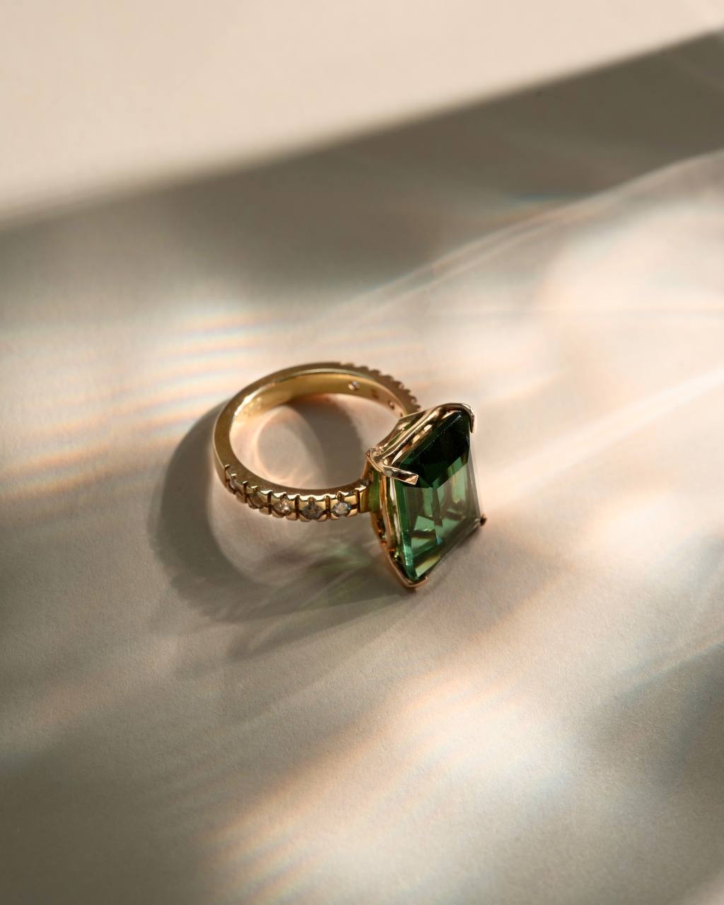 Ring with green quartz and zircones