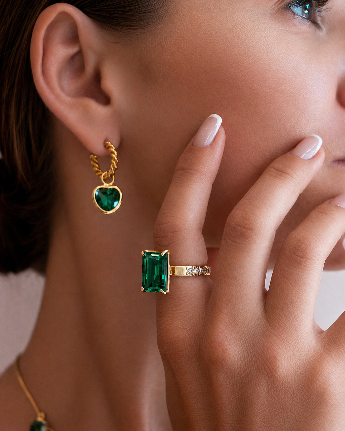 Ring with green quartz and zircones