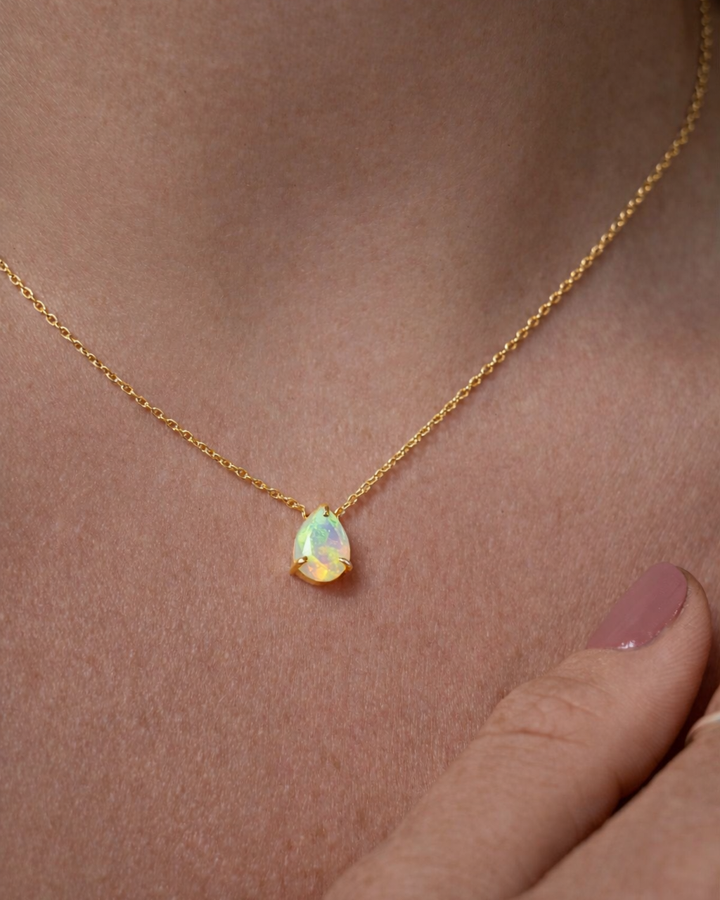 Necklace with opal gold