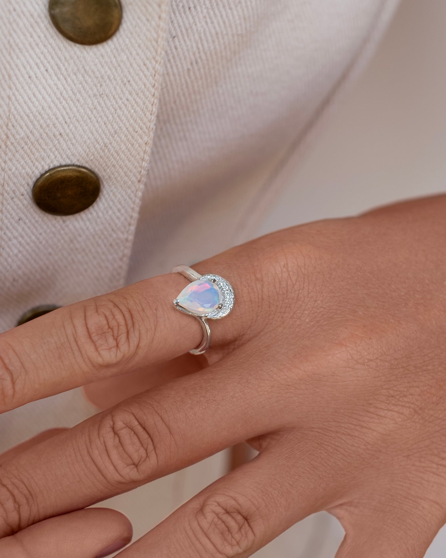 Ring crescent with Opal silver