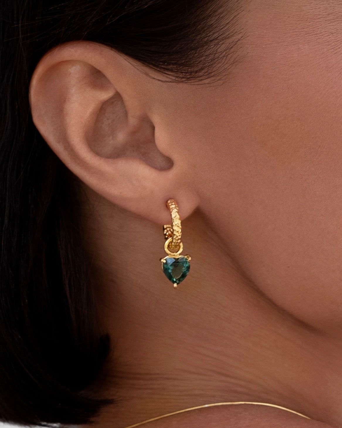 Earrings with green quartz hearts