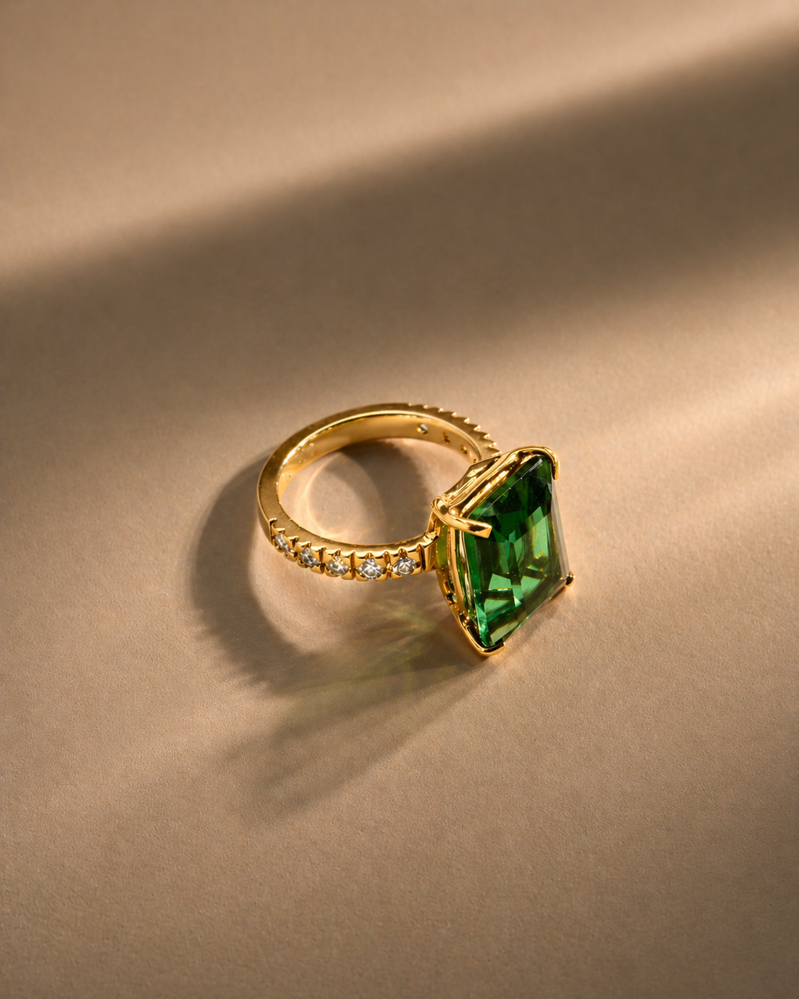 Ring with green quartz and zircones