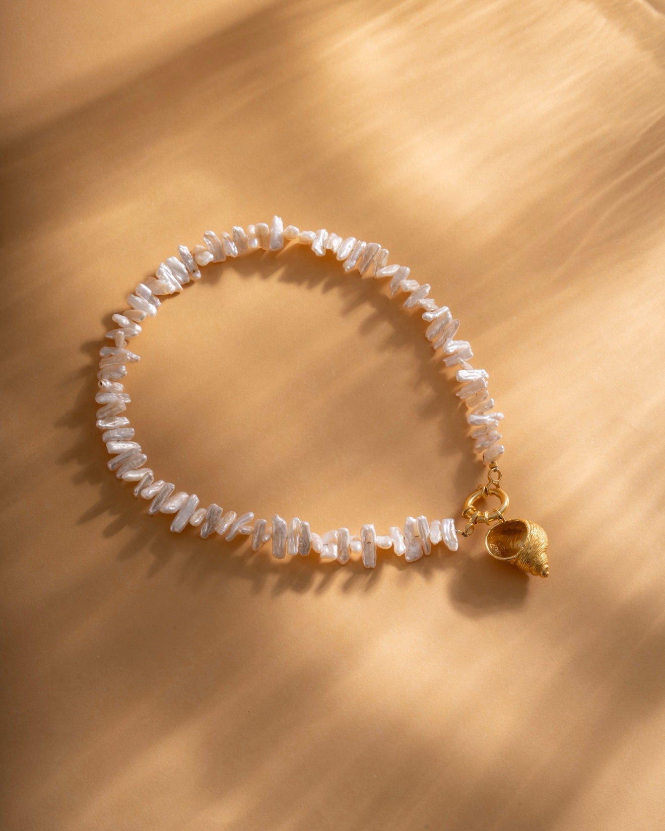Necklace Pearl with Spiral shell gold plated
