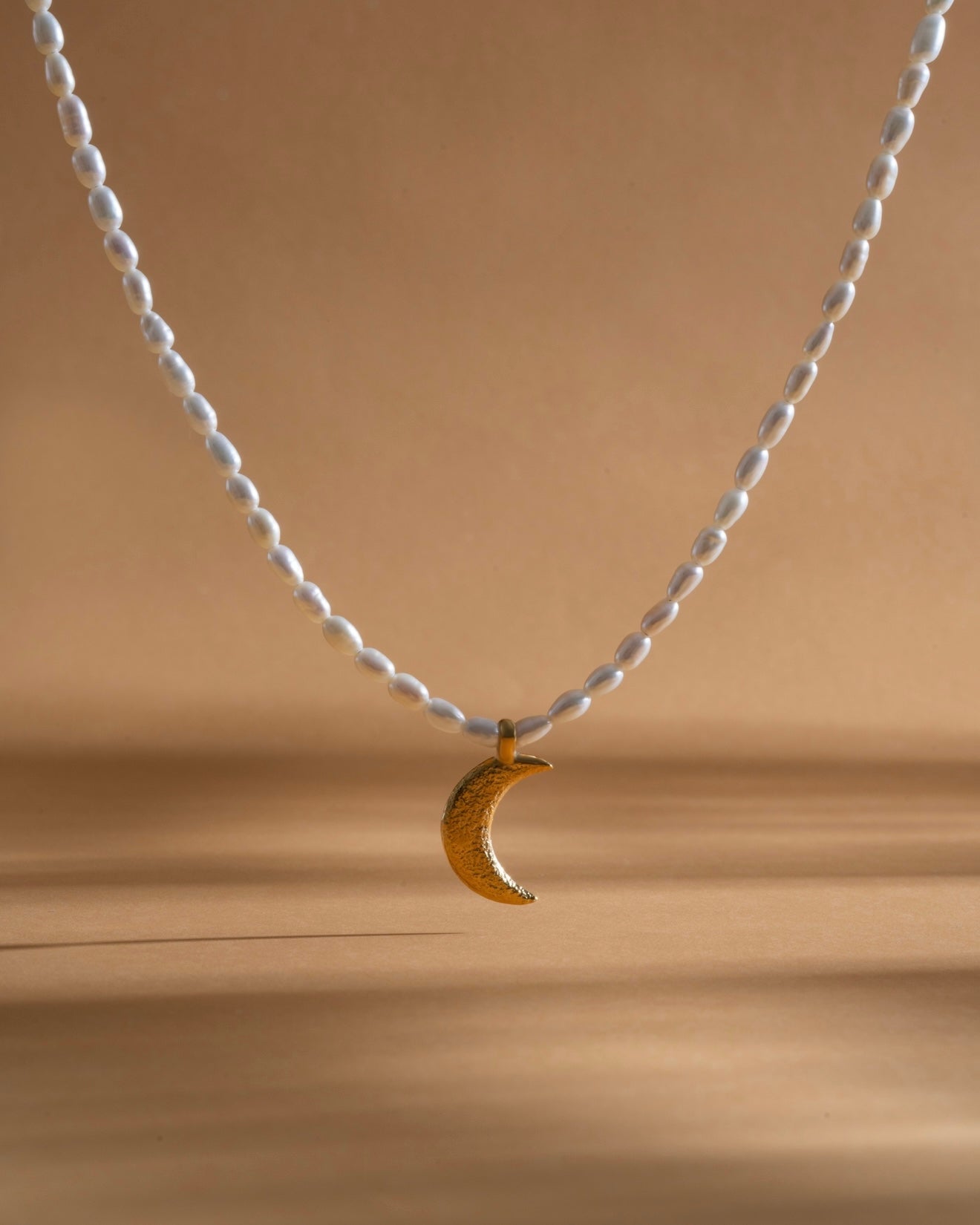 Necklace pearl with crescent gold