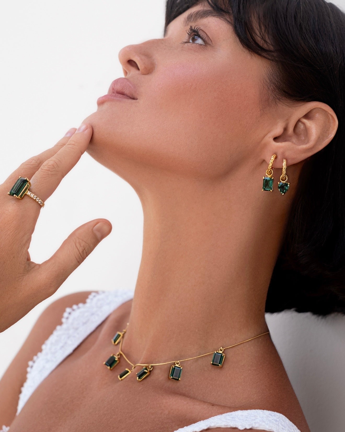 Earrings with green quartz hearts