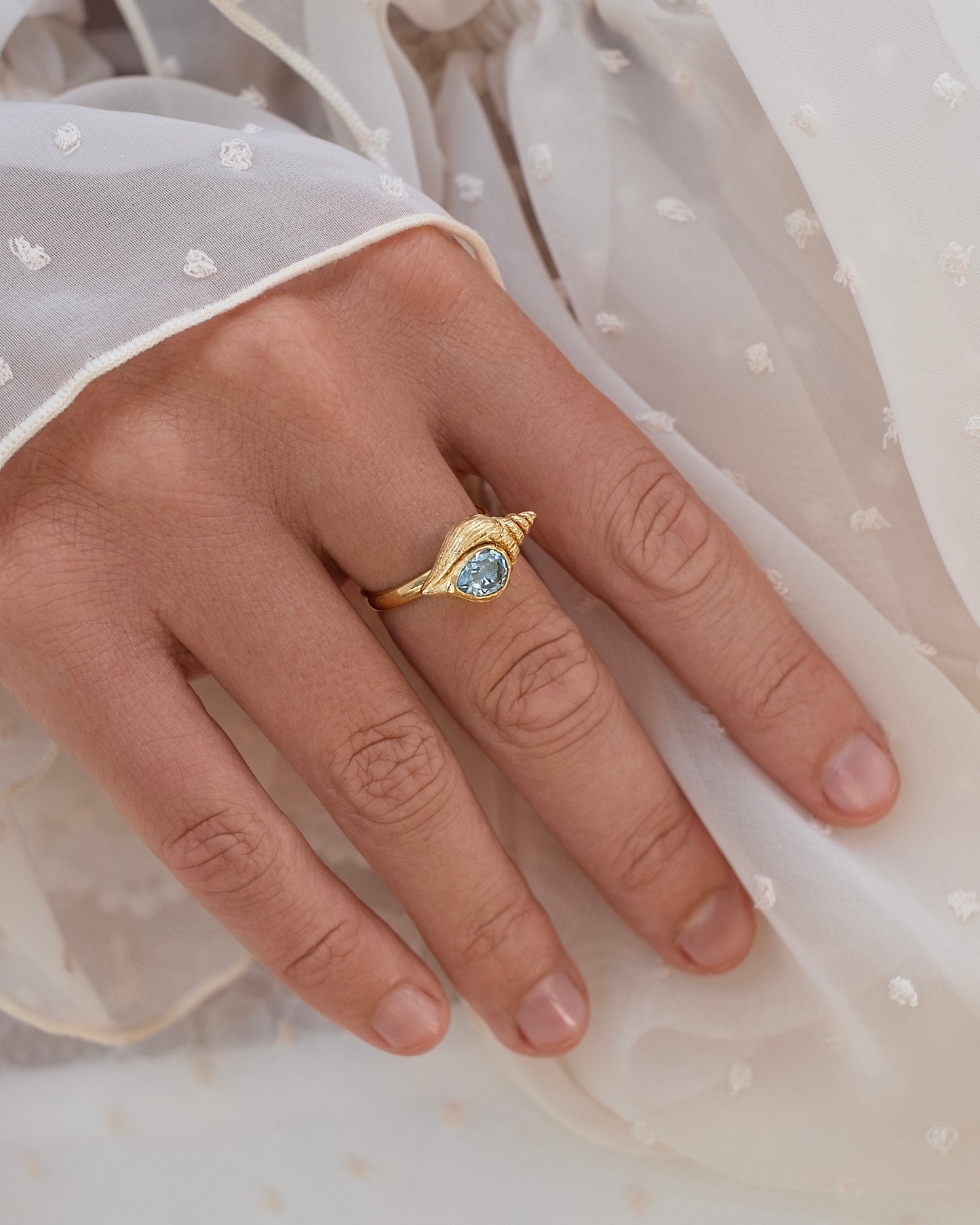 Ring spiral shell with Blue topaz Gold