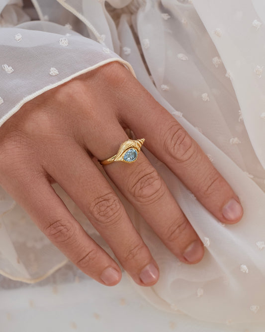 Ring spiral shell with Blue topaz Gold