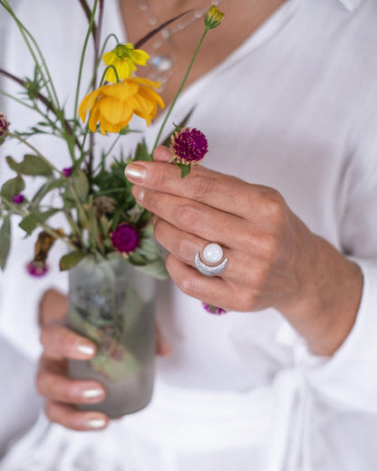 Ring Crescent with Moonstone Silver