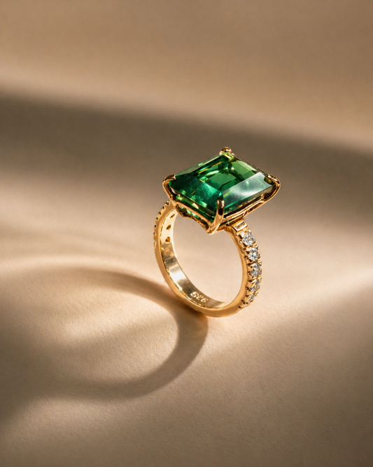 Ring with green quartz and zircones